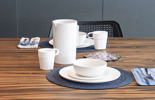 O plástico elevado ao design: um jogo de cozinha sofisticado, durável e cheia de personalidade.